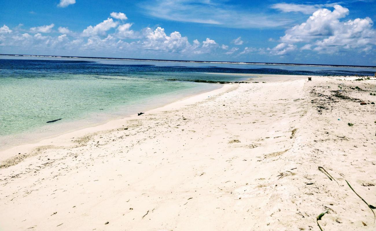 Hithadhoo Beach'in fotoğrafı açık bej kum yüzey ile