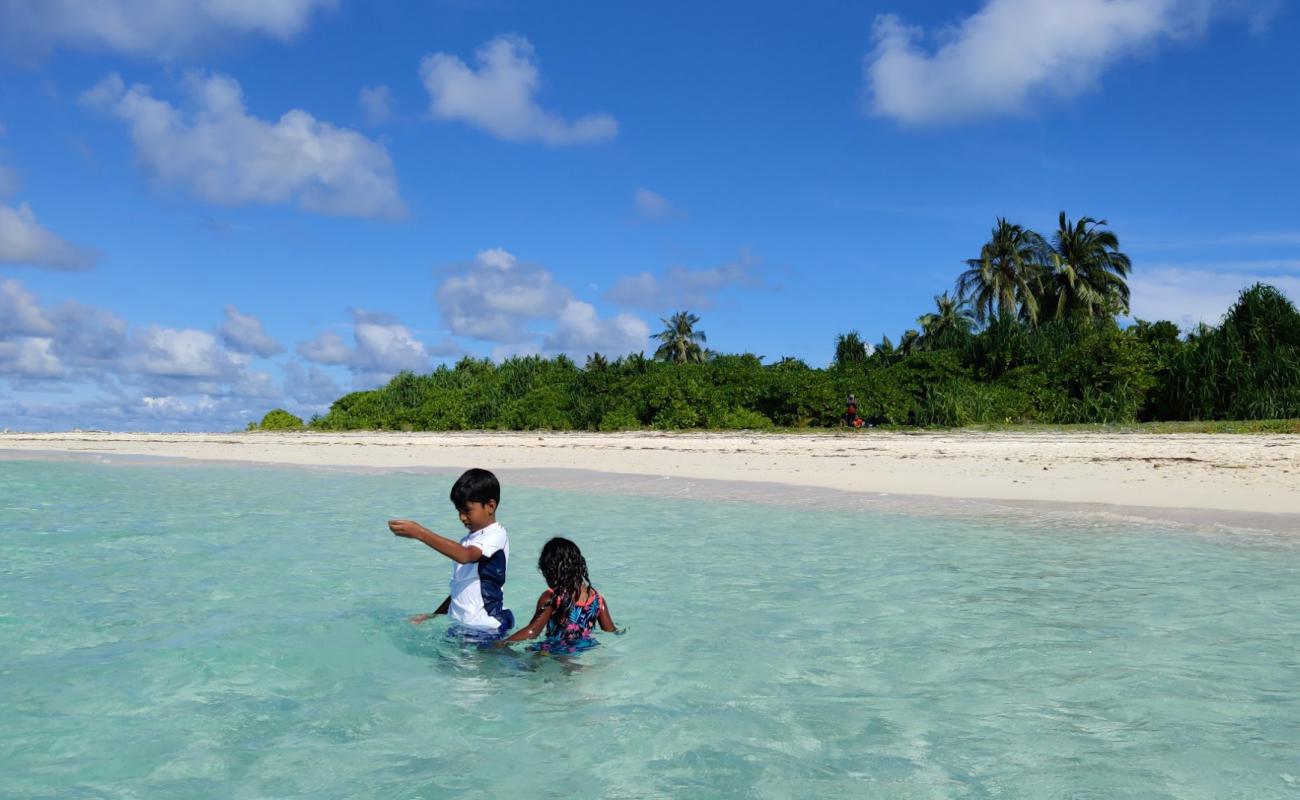 Hulhimendhoo Beach'in fotoğrafı i̇nce beyaz kum yüzey ile