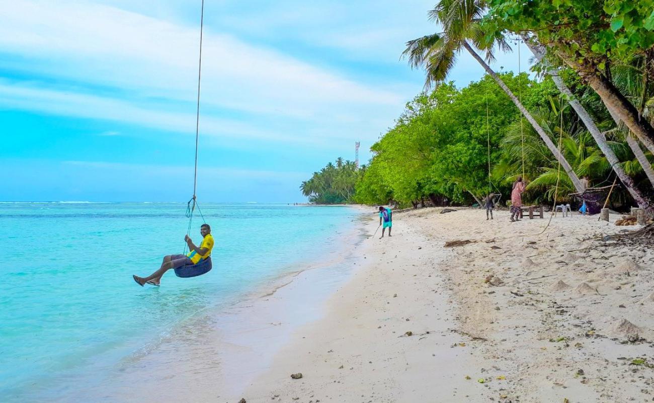Fonadhoo Beach'in fotoğrafı açık bej kum yüzey ile