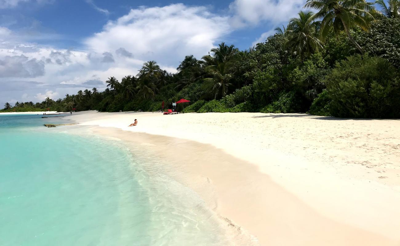 Niyama Resort Beach'in fotoğrafı beyaz ince kum yüzey ile