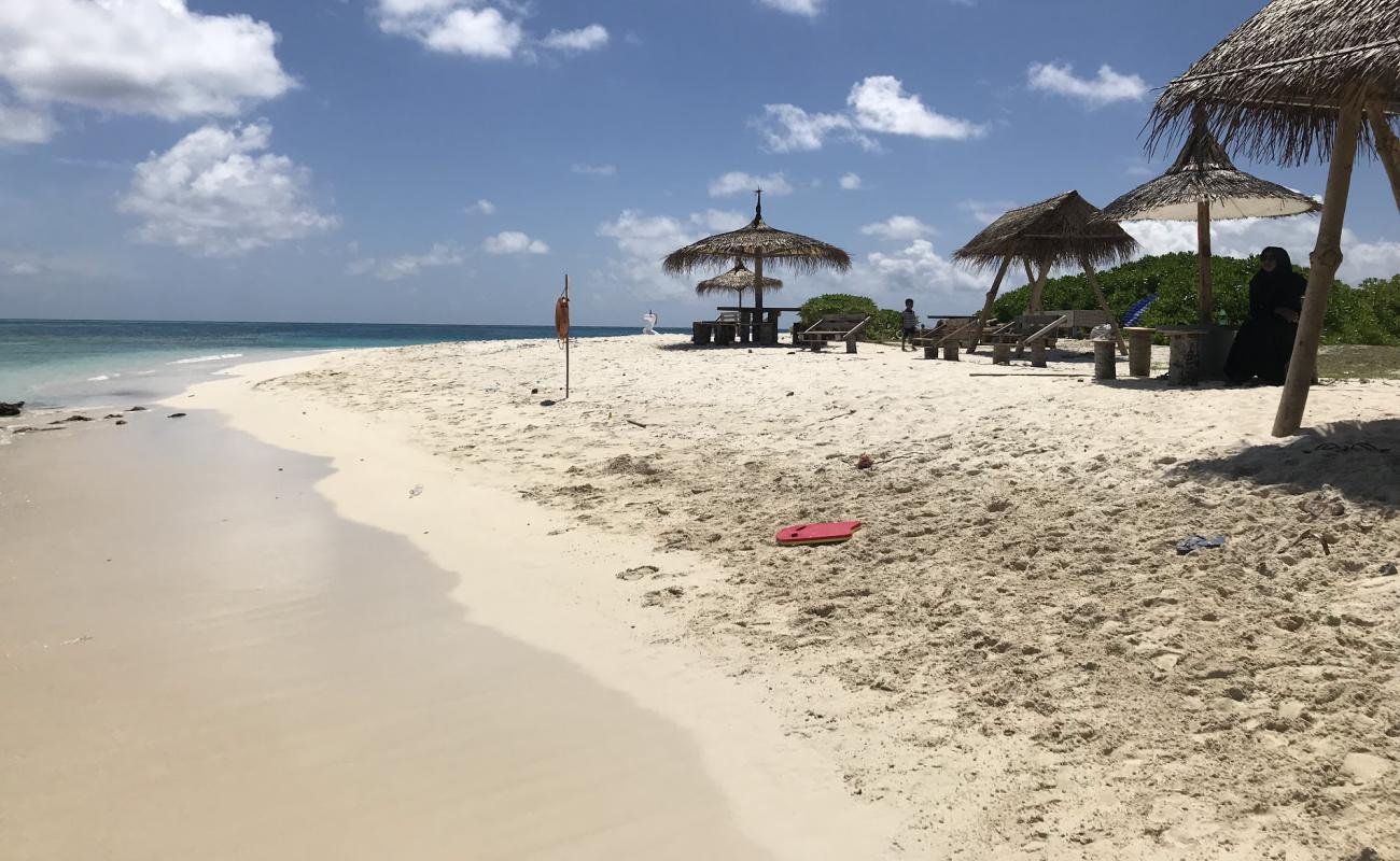 Hulhudheli Beach'in fotoğrafı açık bej kum yüzey ile