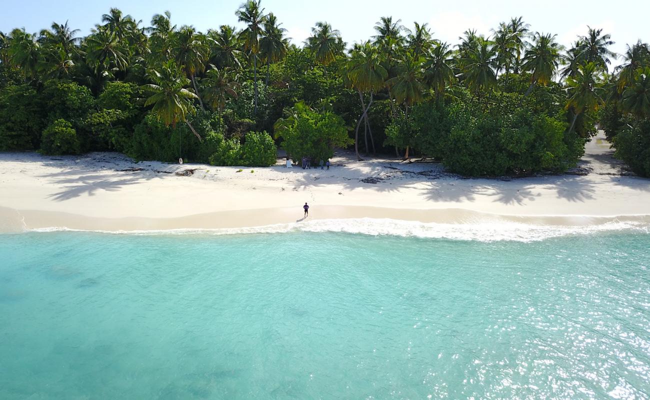 Rinbudhoo Beach'in fotoğrafı beyaz kum yüzey ile