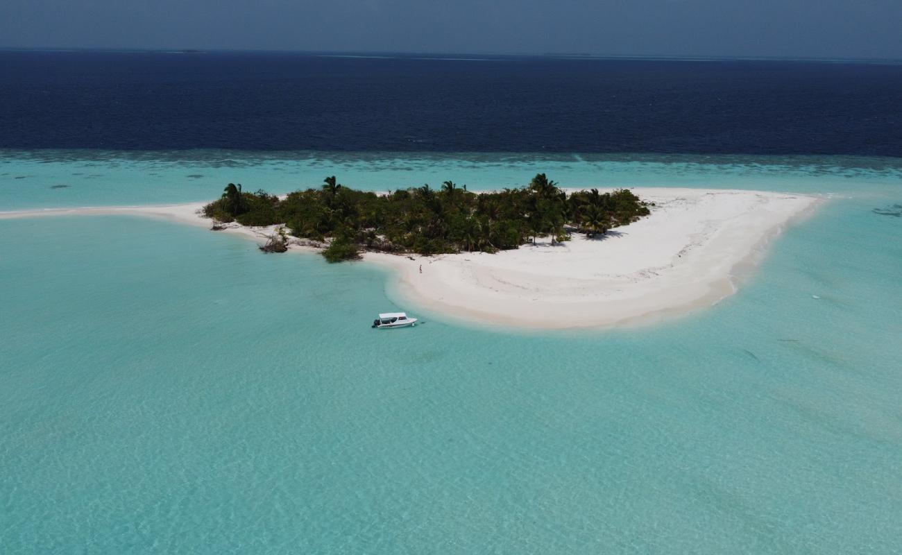 Feeali Beach'in fotoğrafı beyaz ince kum yüzey ile