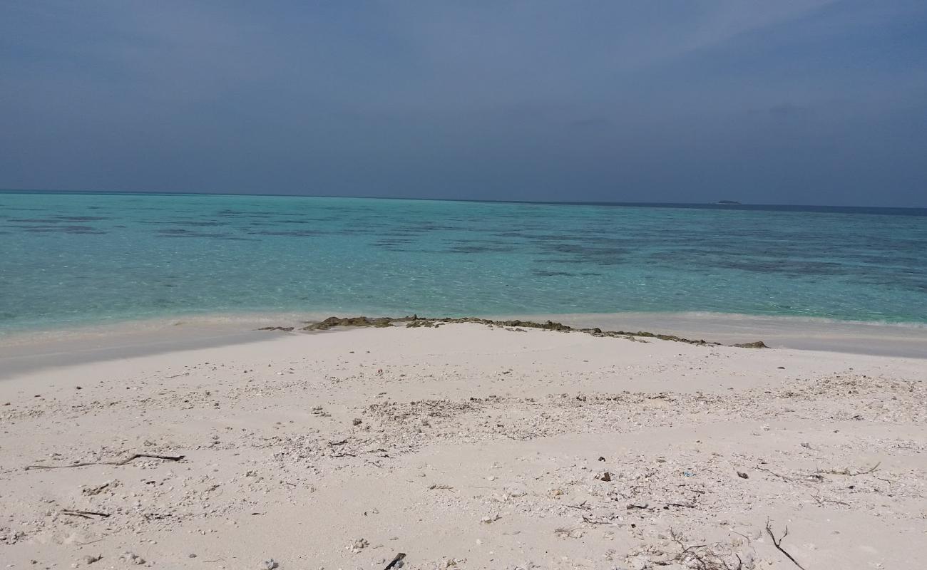 Dhiguvarufinolhu Beach'in fotoğrafı parlak kum ve kayalar yüzey ile