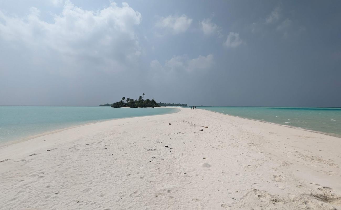 Sunrise Island Beach'in fotoğrafı beyaz ince kum yüzey ile