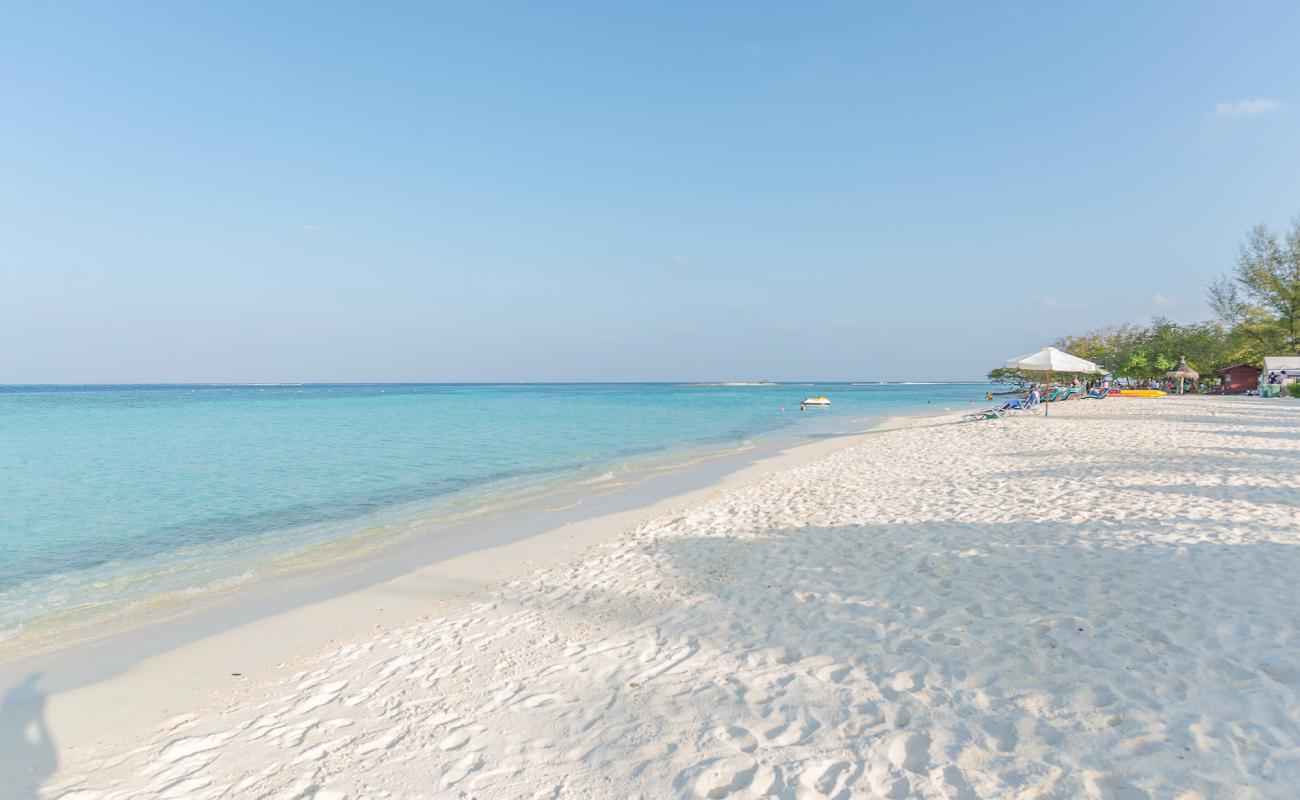 Gulhi Beach'in fotoğrafı beyaz ince kum yüzey ile