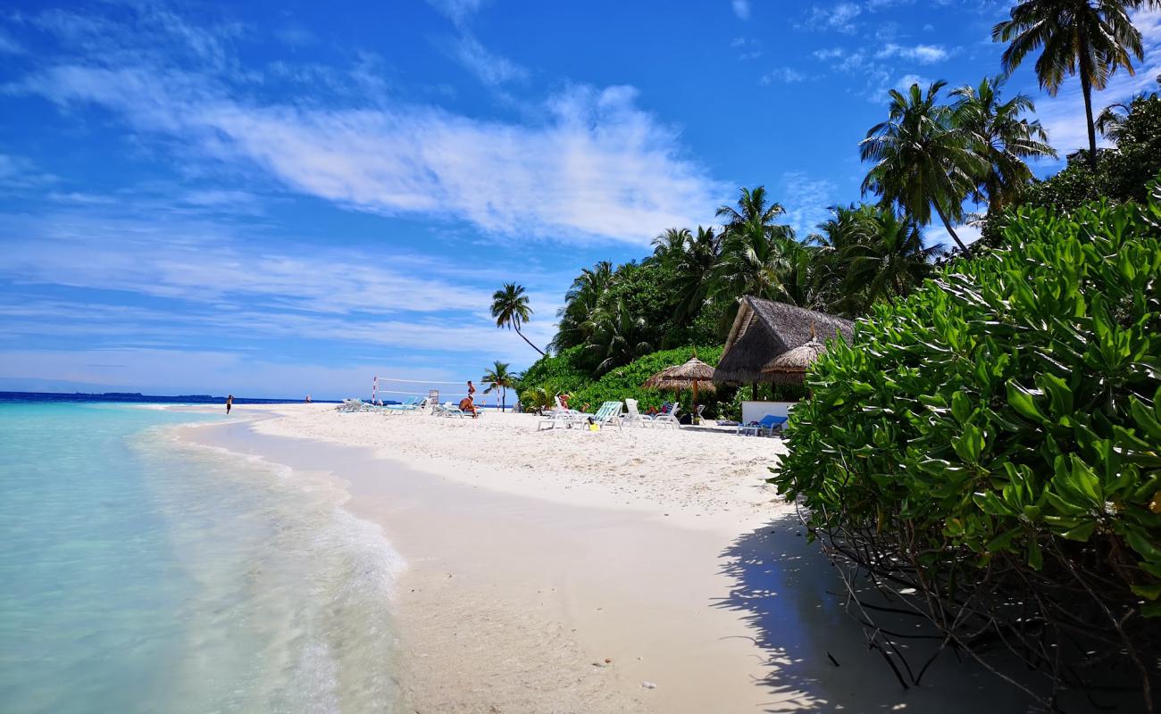 Fihalhohi Island Resort'in fotoğrafı i̇nce beyaz kum yüzey ile