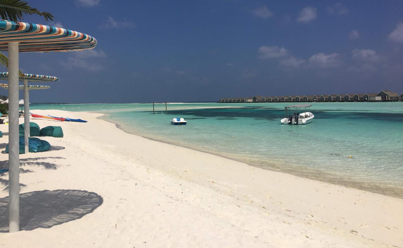 LUX South Ari Atoll'in fotoğrafı beyaz ince kum yüzey ile