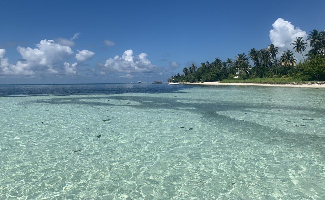 Dhangethi Beach'in fotoğrafı beyaz kum yüzey ile