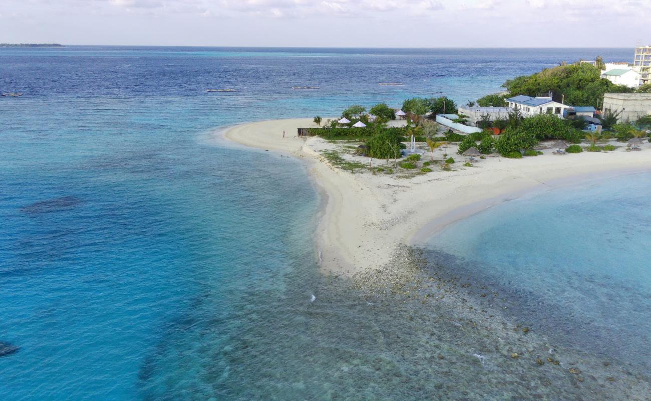 Bikini Beach Mahibadhoo'in fotoğrafı beyaz kum ve çakıl yüzey ile