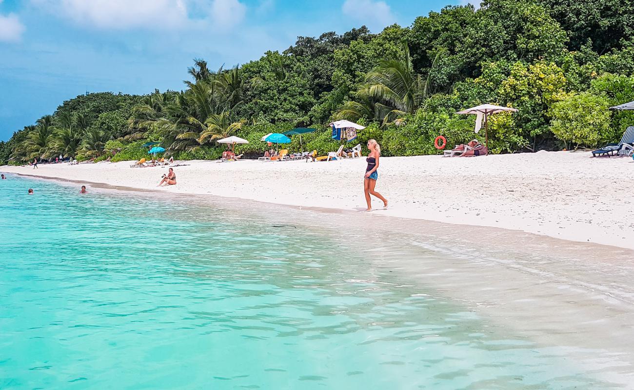 Ukulhas Beach'in fotoğrafı beyaz kum yüzey ile