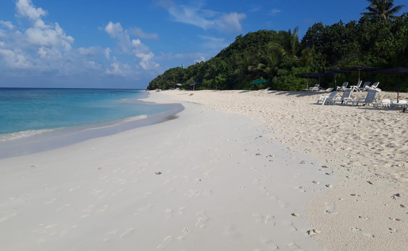 Gunbaru Beach'in fotoğrafı beyaz kum yüzey ile