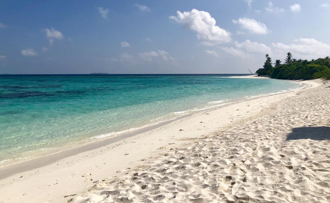 Feridhoo Beach'in fotoğrafı beyaz kum yüzey ile