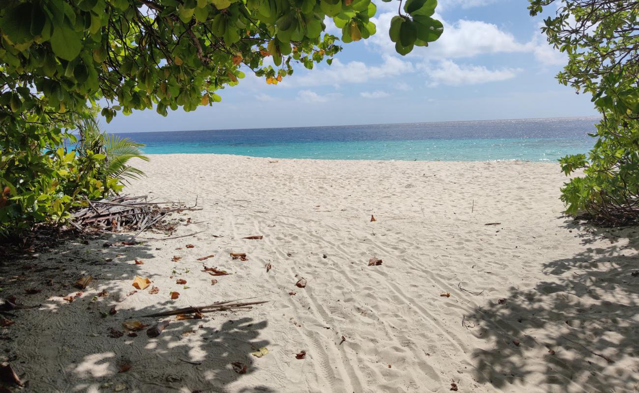 Olhumathi Beach'in fotoğrafı beyaz kum yüzey ile