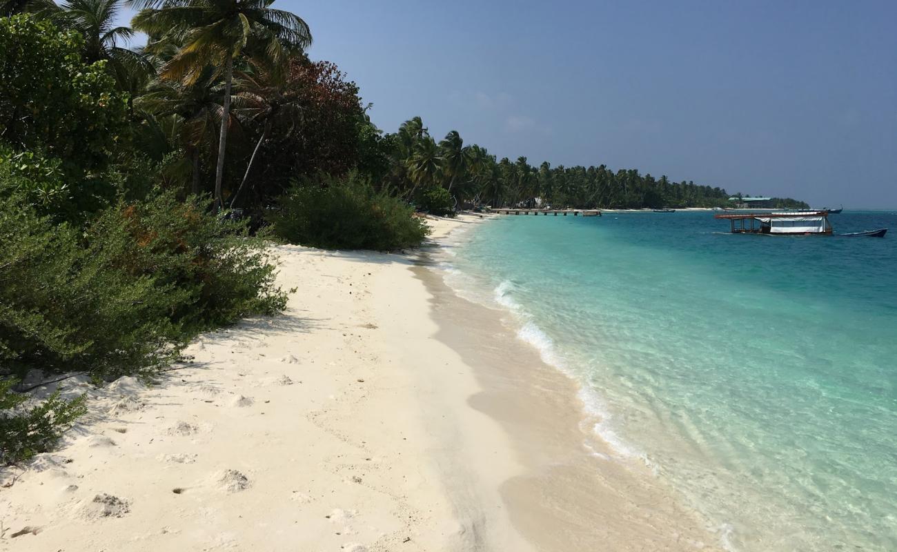 Mandhoo Beach'in fotoğrafı beyaz kum yüzey ile