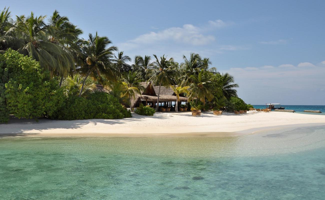 Kuramathi Resort Island'in fotoğrafı beyaz kum yüzey ile