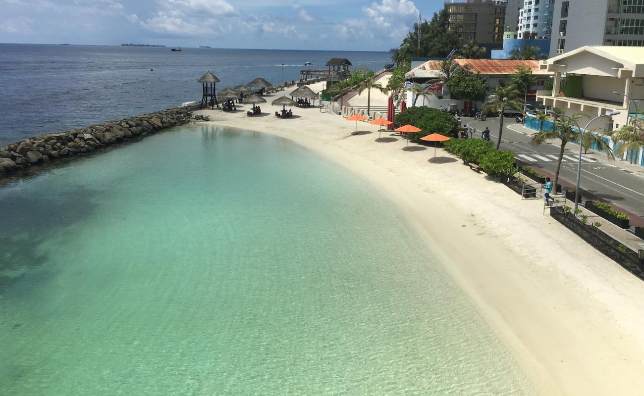 Rasfannu Artificial Beach'in fotoğrafı beyaz kum yüzey ile