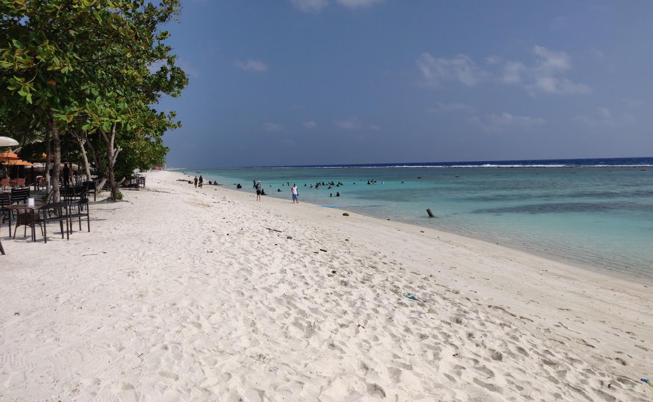 Hulhumaale Public Beach'in fotoğrafı beyaz kum yüzey ile