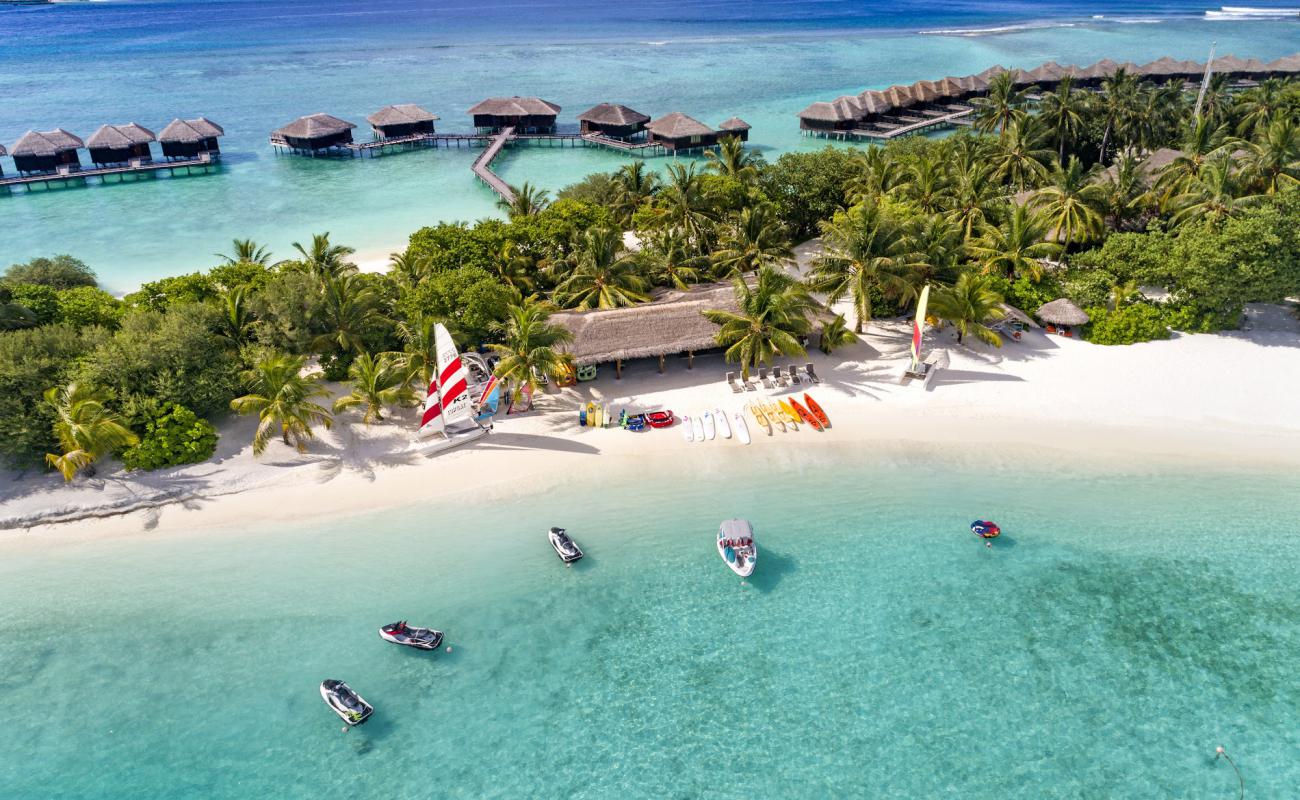 Sheraton Resort Island'in fotoğrafı beyaz kum yüzey ile