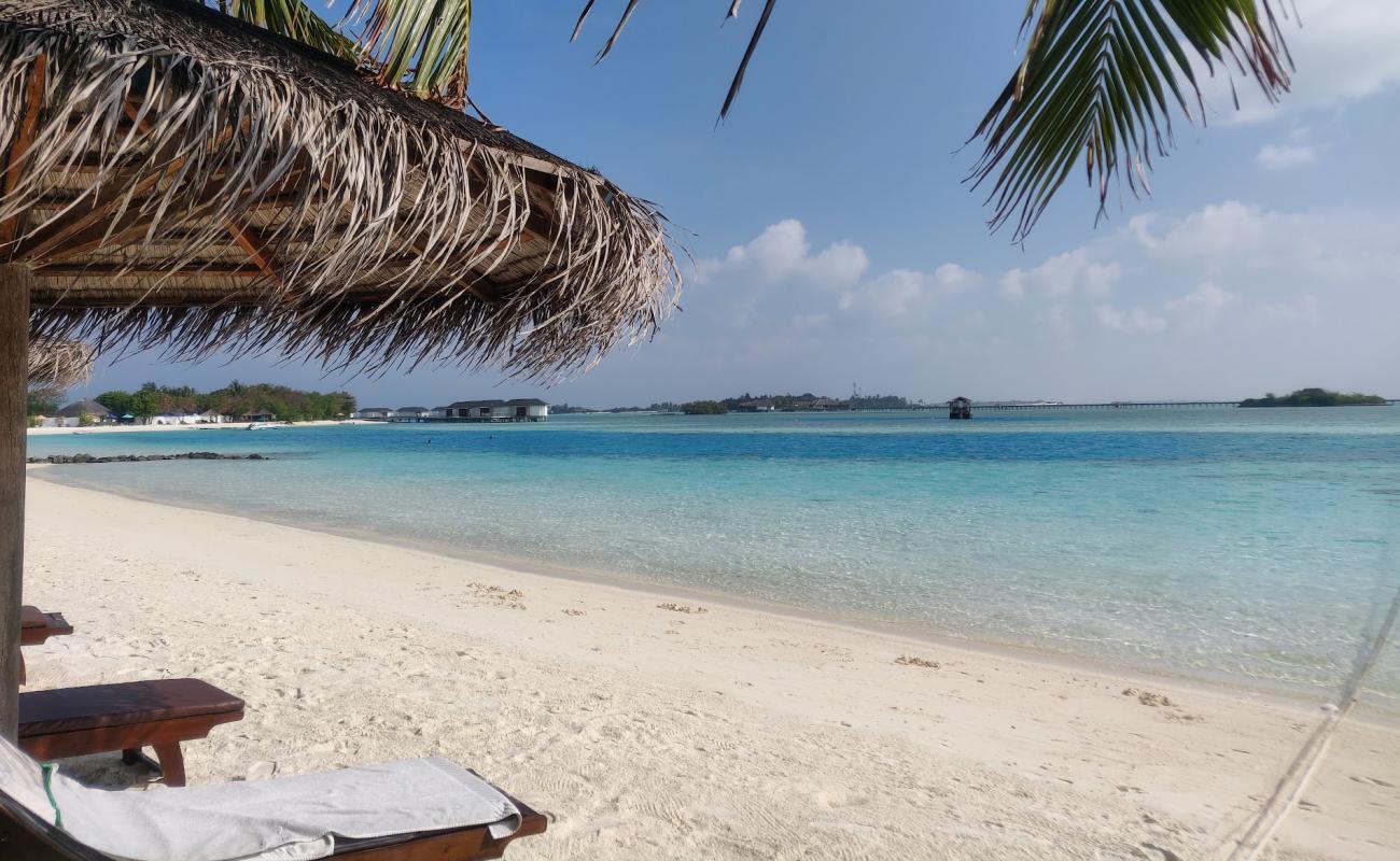 Cinnamon Dhonveli Beach'in fotoğrafı beyaz kum yüzey ile