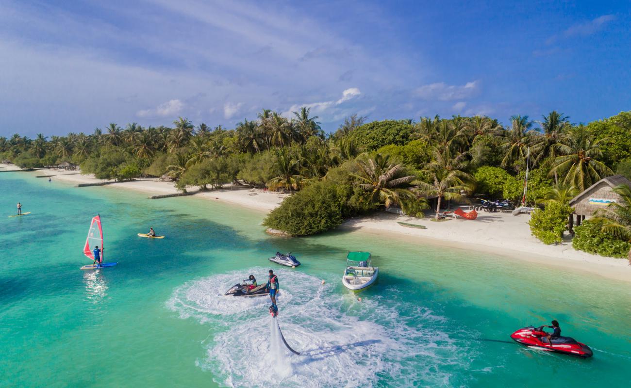 Adaaran Resort Island'in fotoğrafı beyaz kum yüzey ile