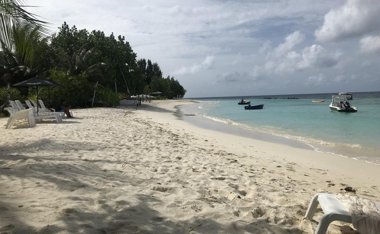 Thulusdhoo beach'in fotoğrafı beyaz kum yüzey ile