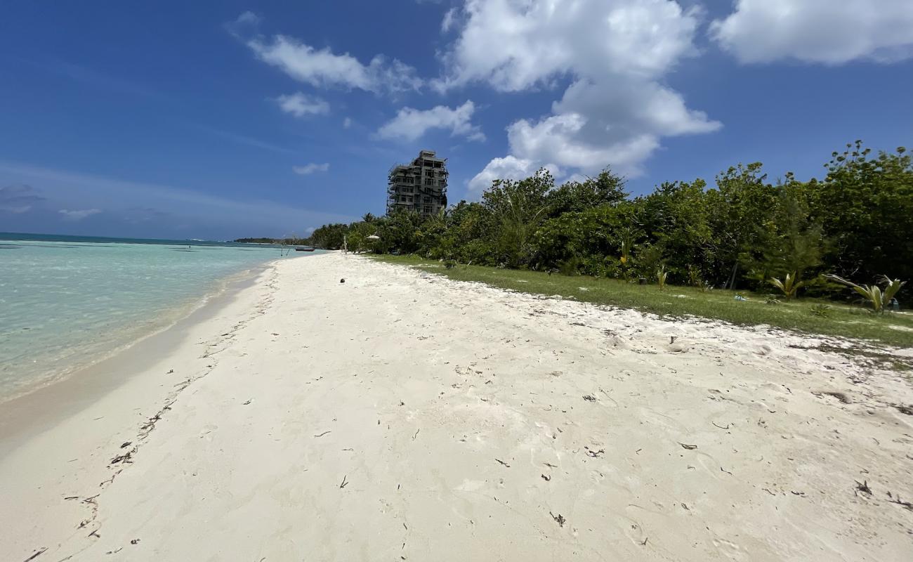 Araamu Beach'in fotoğrafı beyaz kum yüzey ile
