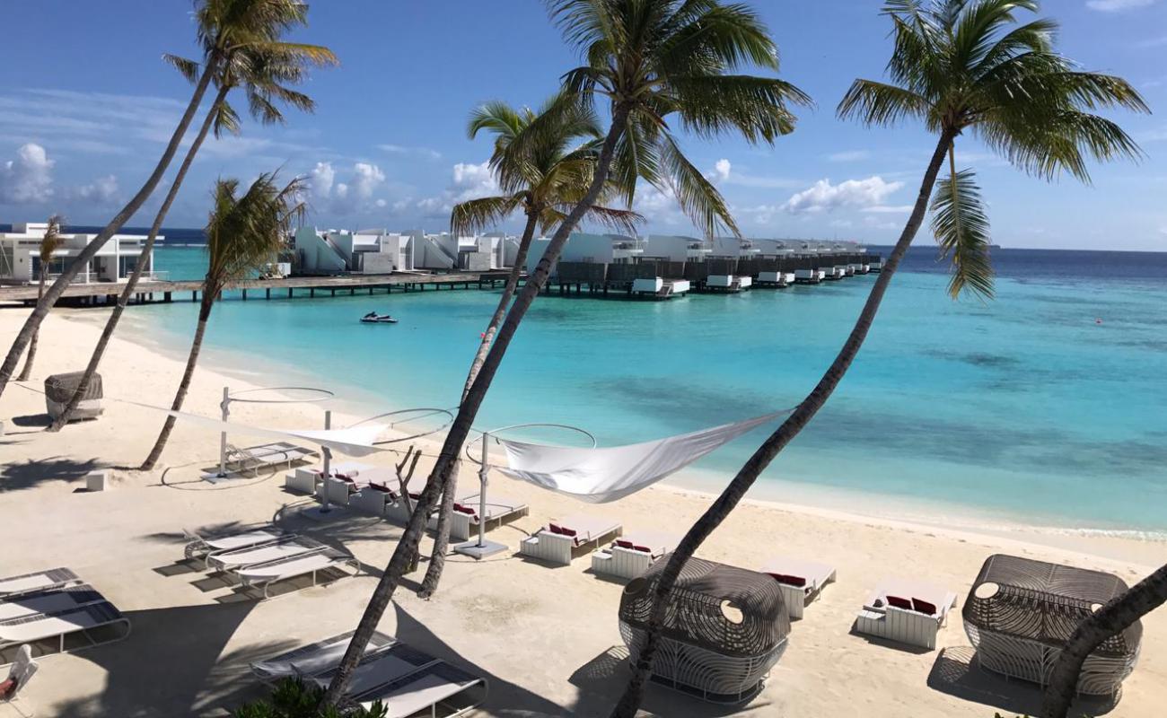 Jumeirah Olhahali Island'in fotoğrafı beyaz kum yüzey ile