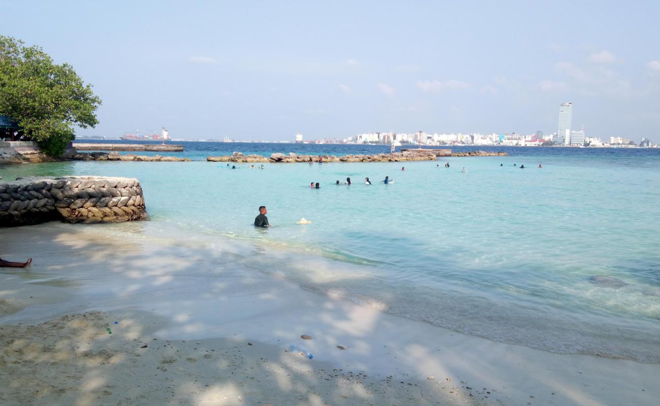 Villingili Beach'in fotoğrafı açık bej kum yüzey ile