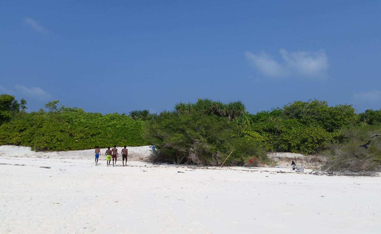 Hulhudhoo Beach'in fotoğrafı beyaz kum yüzey ile