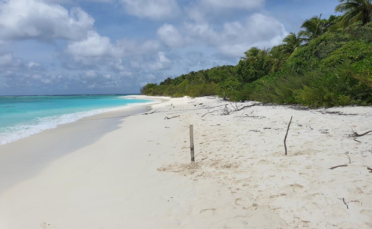 Hibalhidhoo Island Beach'in fotoğrafı beyaz kum yüzey ile