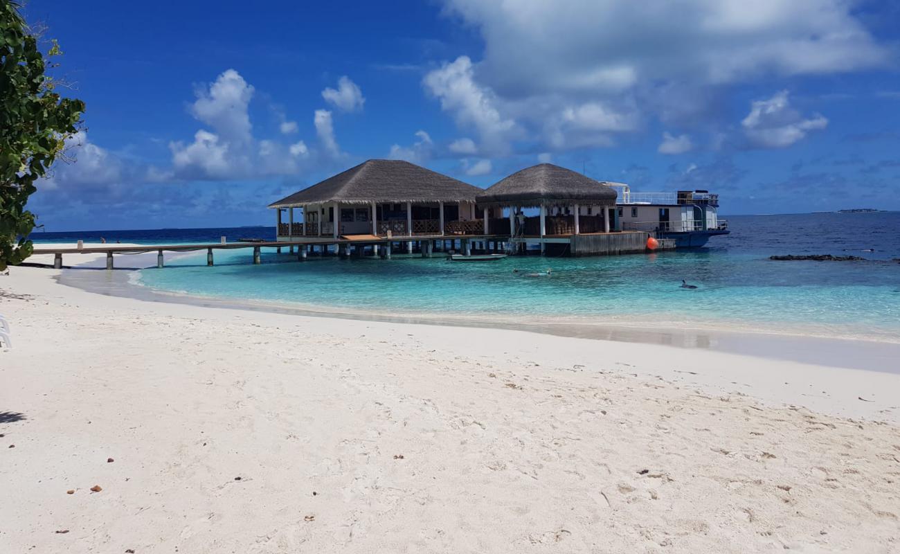 Hirundhoo Island Beach'in fotoğrafı beyaz ince kum yüzey ile