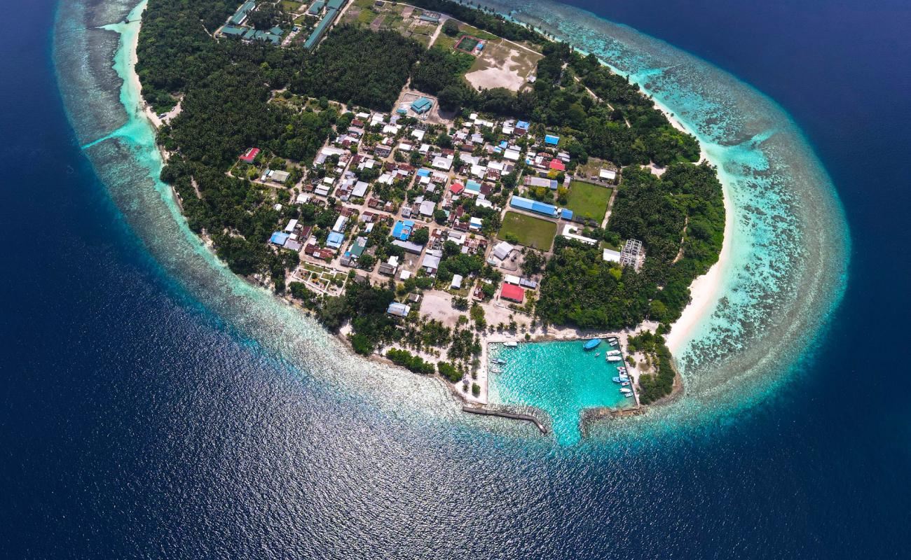 Miskiyh Magu Beach'in fotoğrafı beyaz kum yüzey ile