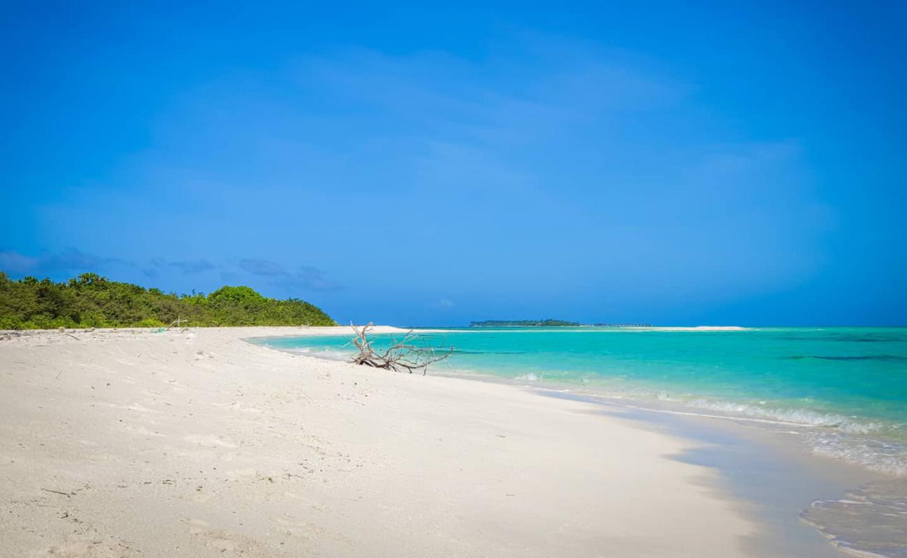 Dhidhdhoo Island Beach'in fotoğrafı açık bej kum yüzey ile