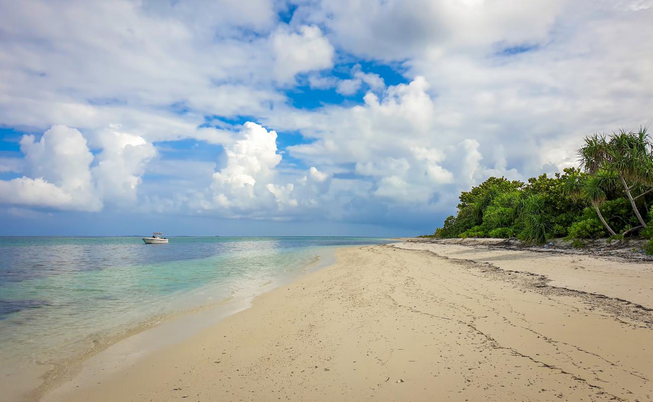 Lhossalafushi Island Beach'in fotoğrafı parlak kum yüzey ile