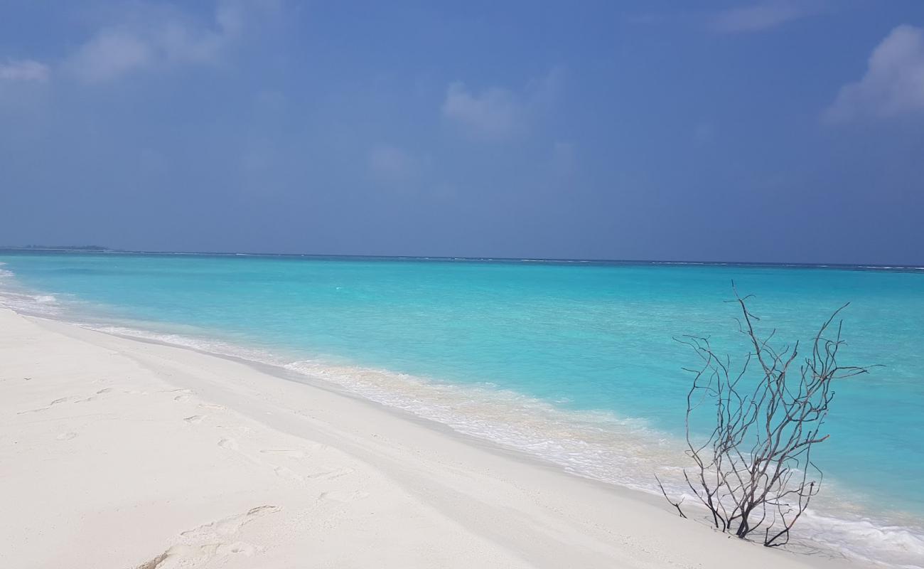 Huraagandu Island Beach'in fotoğrafı beyaz kum yüzey ile