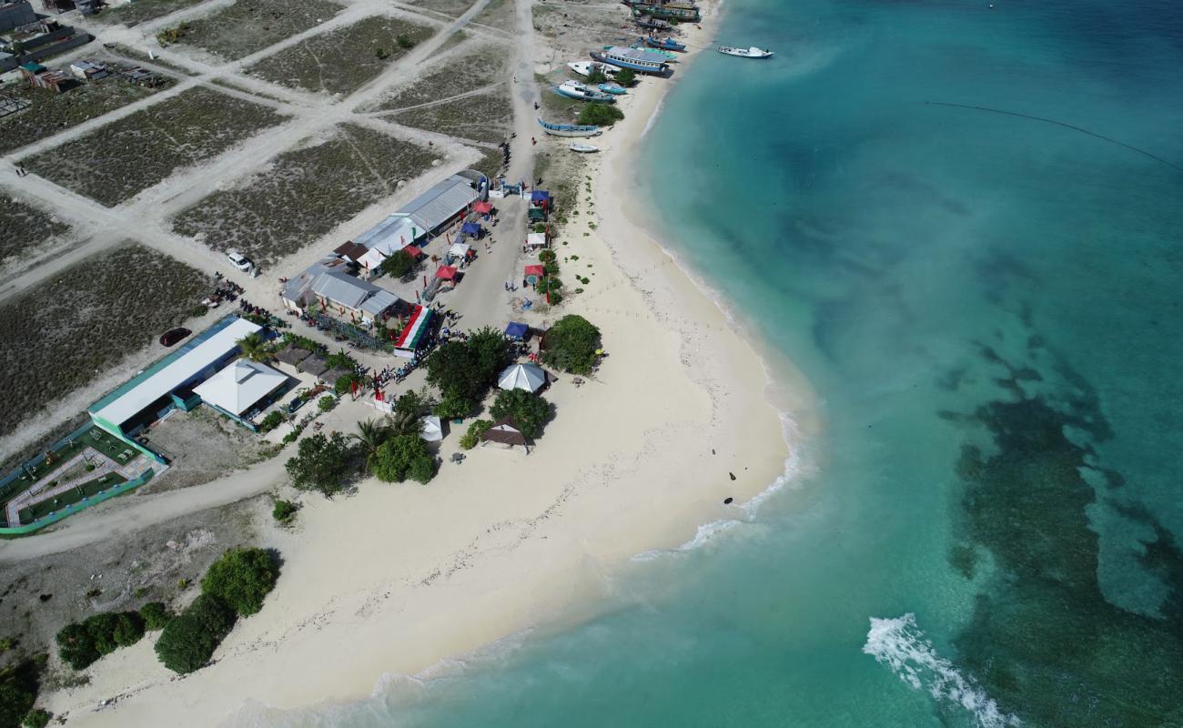 Velaa Beach'in fotoğrafı beyaz kum yüzey ile
