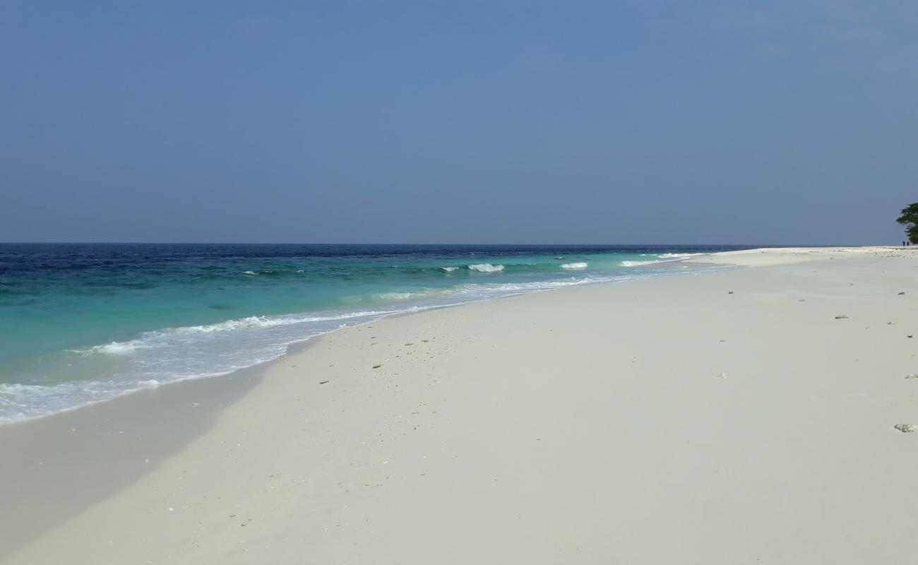 Innamaadhoo Island Beach'in fotoğrafı açık bej kum yüzey ile