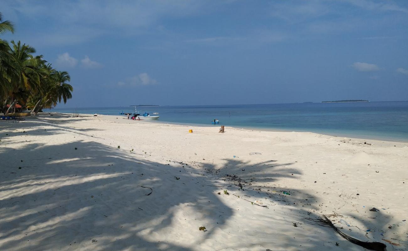 Meedhoo Island Beach'in fotoğrafı açık bej kum yüzey ile