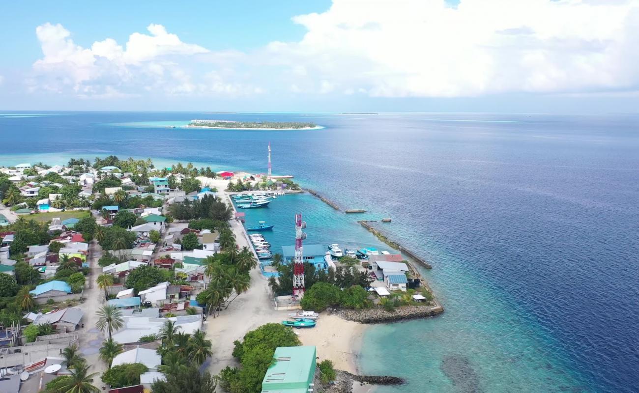 Maduvvari Beach'in fotoğrafı bej kum ve kayalar yüzey ile