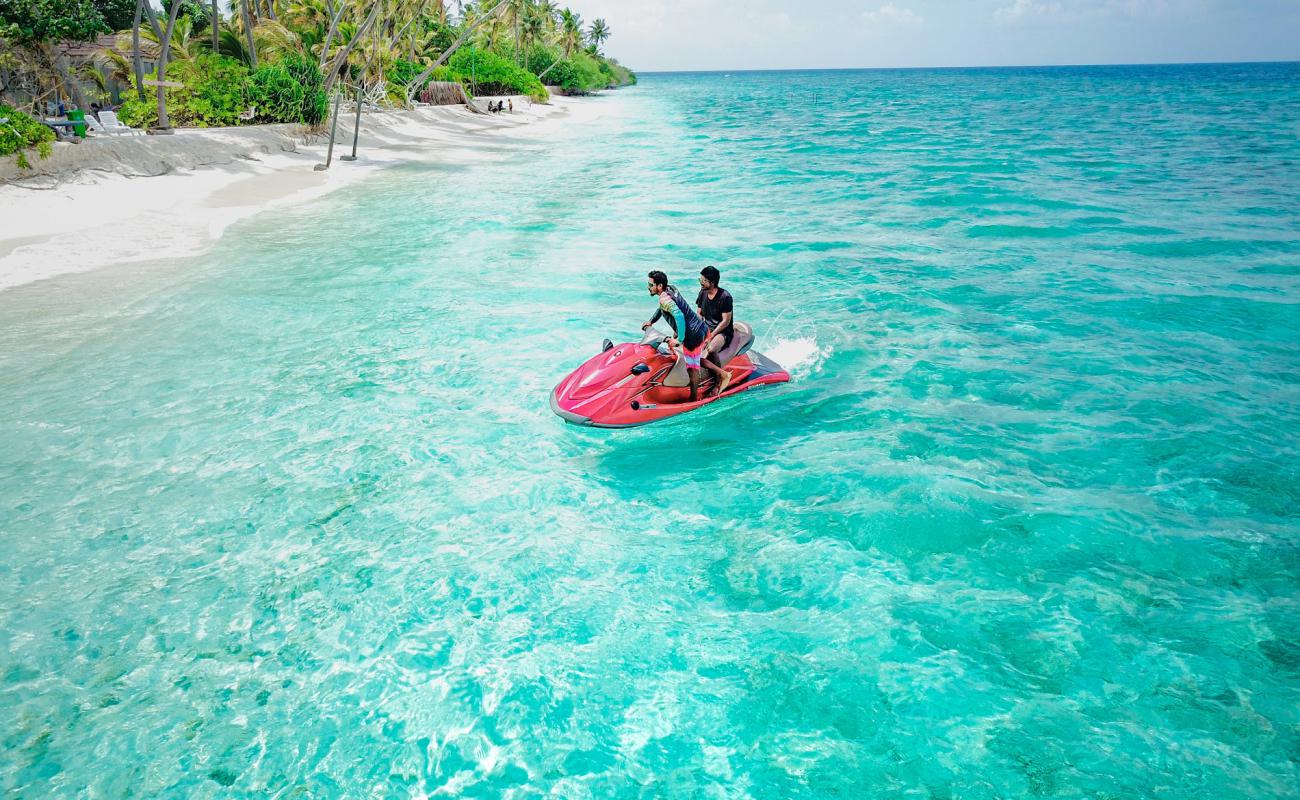 Fodhdhoo Beach'in fotoğrafı beyaz kum yüzey ile