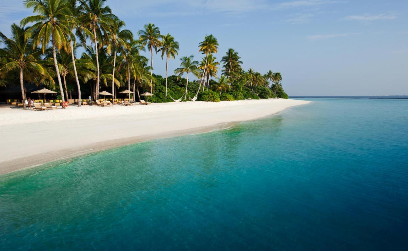 Sun Siyam Tatil Köyü Plajı'in fotoğrafı beyaz kum yüzey ile