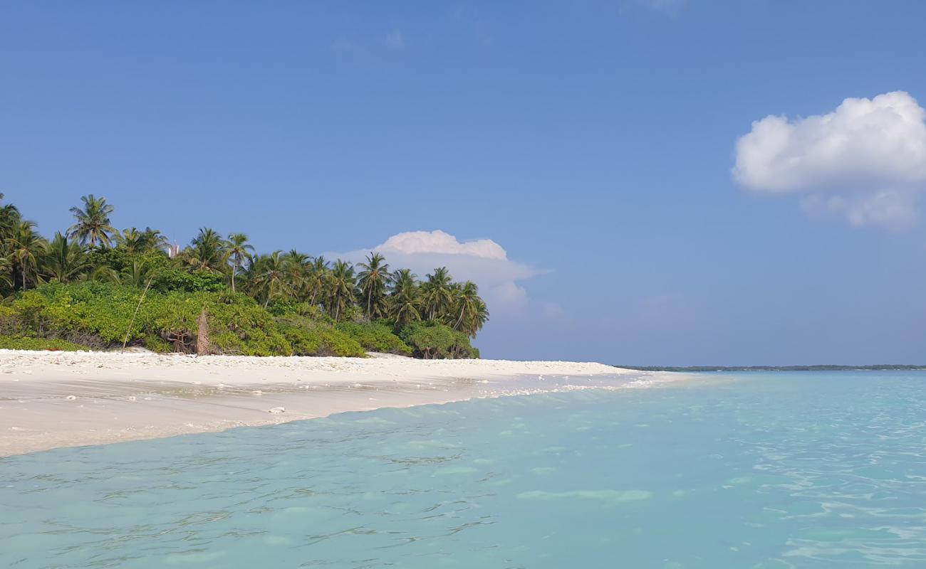 Oligemagu Beach'in fotoğrafı bej kum ve çakıl yüzey ile