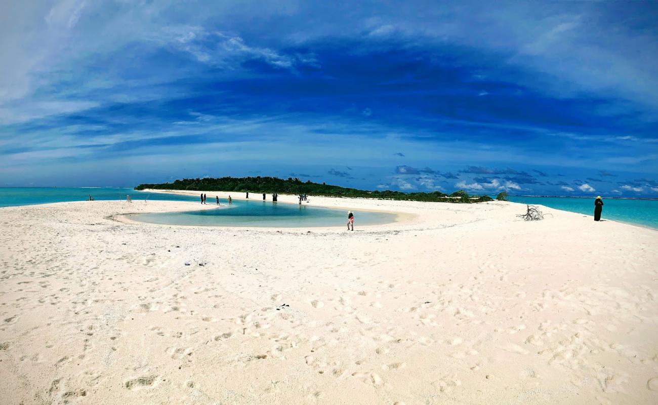 Naainfaru Island Beach'in fotoğrafı beyaz kum yüzey ile