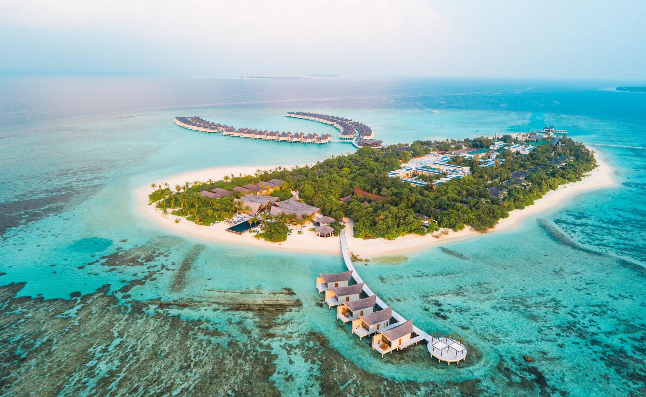 Movenpick Resort Island'in fotoğrafı beyaz kum yüzey ile