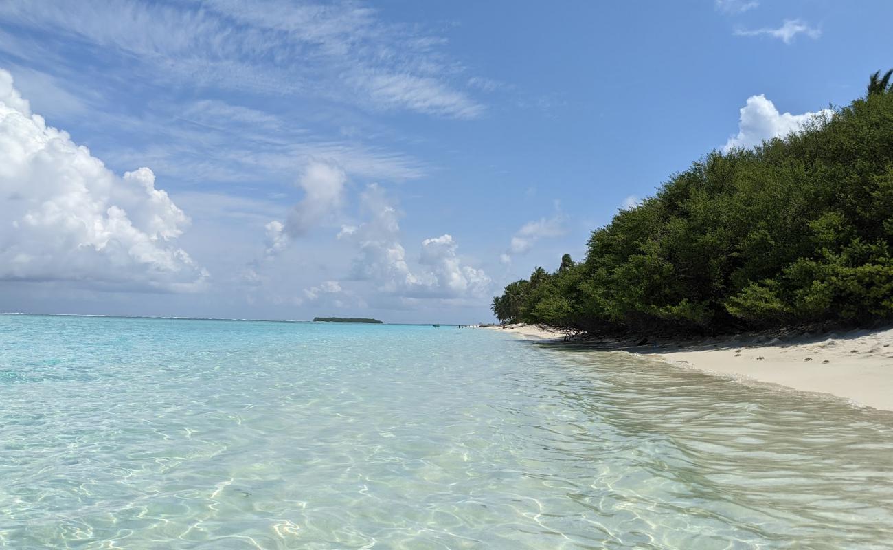 Rabyee Beach'in fotoğrafı beyaz kum yüzey ile