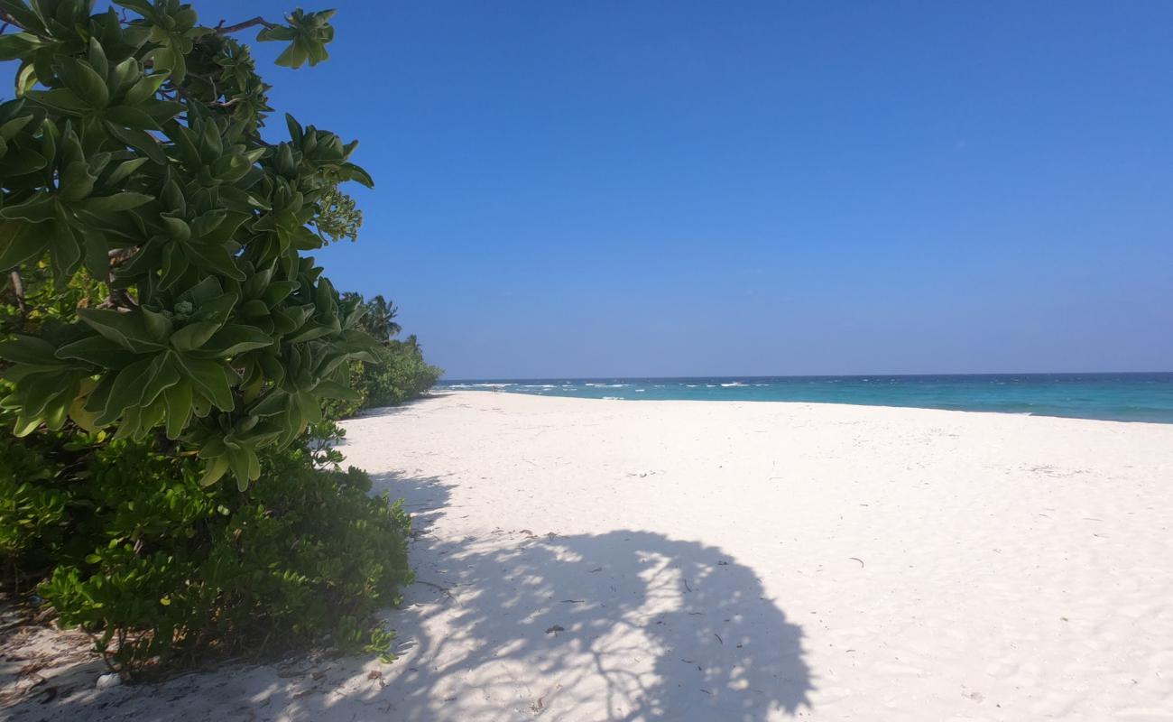 Kanditheemu Beach'in fotoğrafı beyaz kum yüzey ile