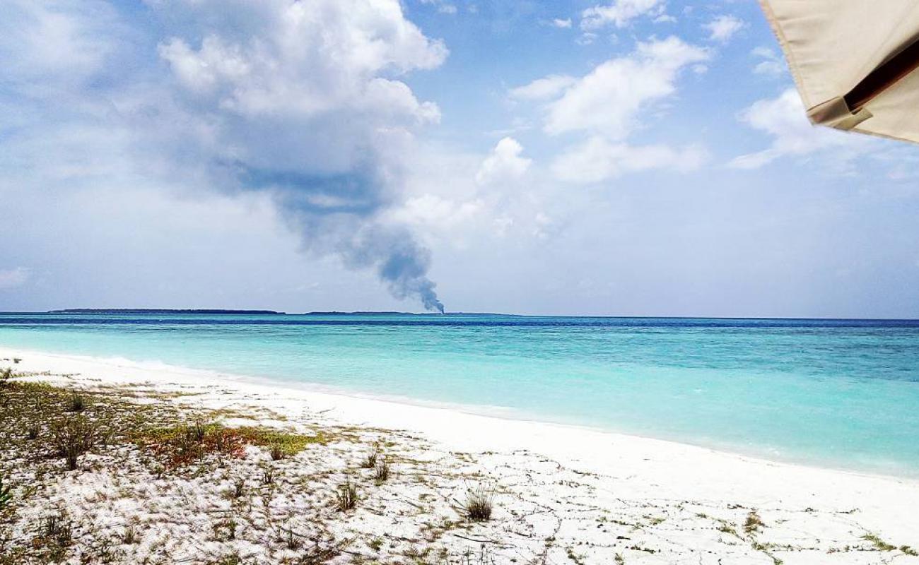 Maarandhoo island beach'in fotoğrafı açık bej kum yüzey ile