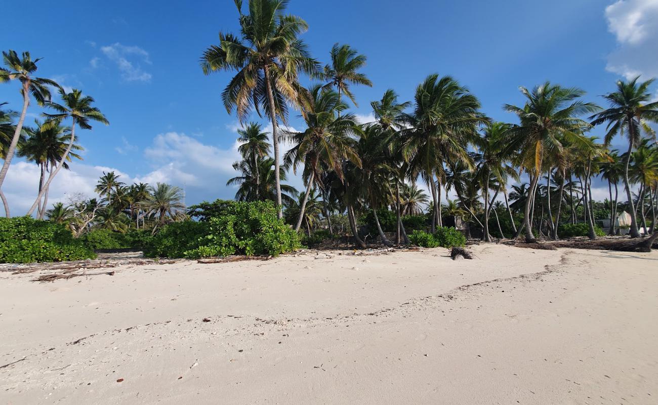 Hathifushi beach'in fotoğrafı açık bej kum yüzey ile