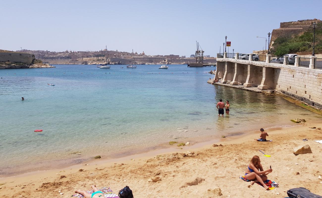 Rinella Bay'in fotoğrafı açık bej kum yüzey ile